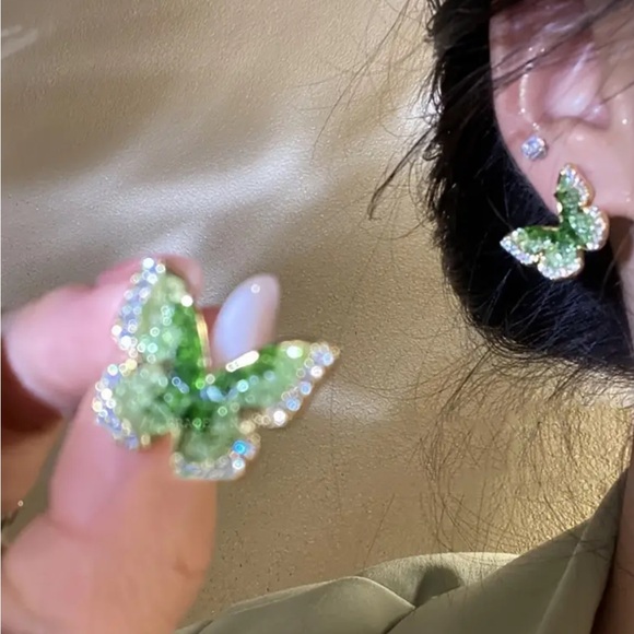 Green Gradient Synthetic Crystal Butterfly Stud Earrings - Picture 4 of 5